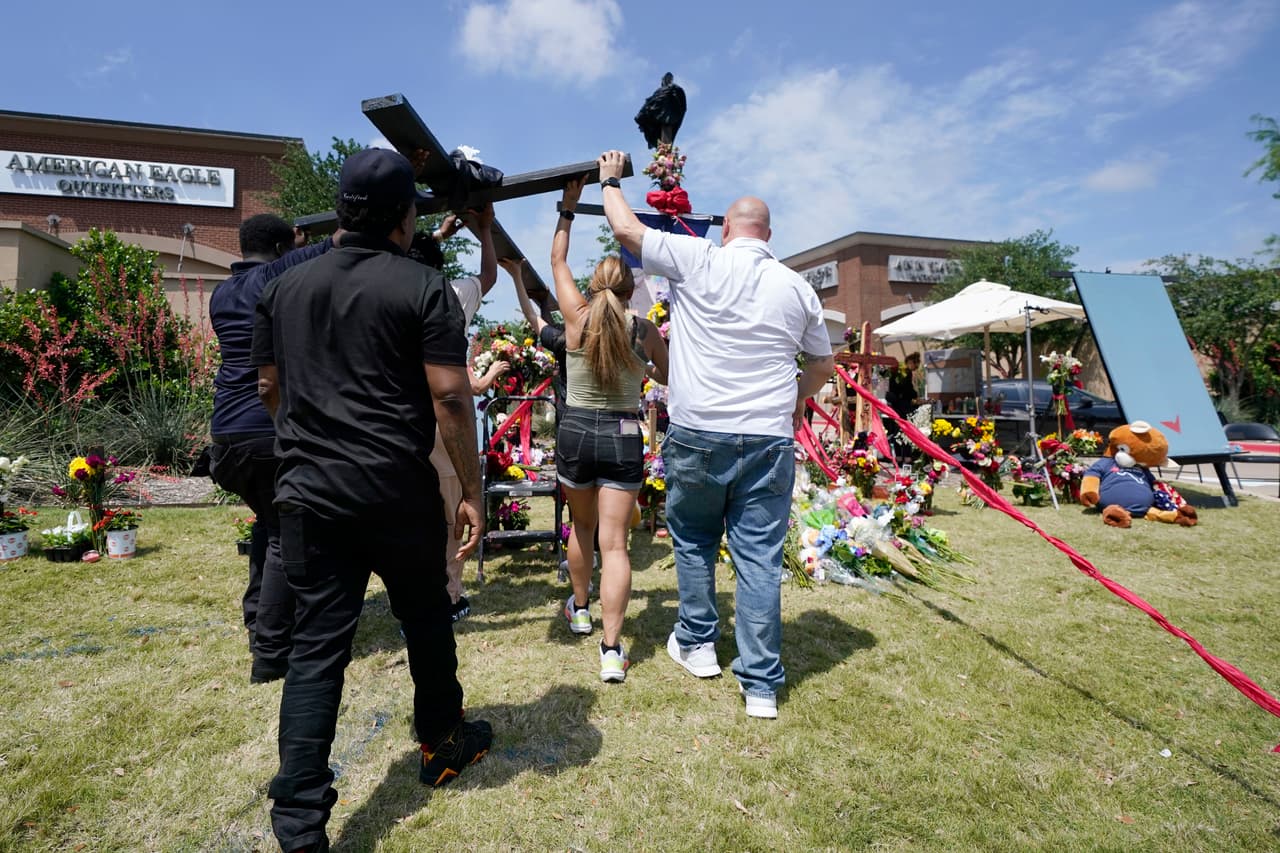 En estos días, tras el tiroteo en los Outlets de Allen, voluntarios han construido un memorial con cruces negras para recordar a las 
<a href="https://www.univision.com/local/dallas-kuvn/lista-victimas-ataque-armado-centro-comerical-allen-premium-outlets-texas" target="_blank">8 víctimas mortales</a>, de la masacre perpetuada el pasado 6 de mayo en este suburbio al norte de Dallas, Texas.