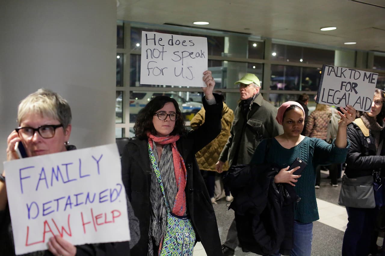 Abogados acudieron a los aeropuertos para prestar ayuda legal a los refugiados retenidos.