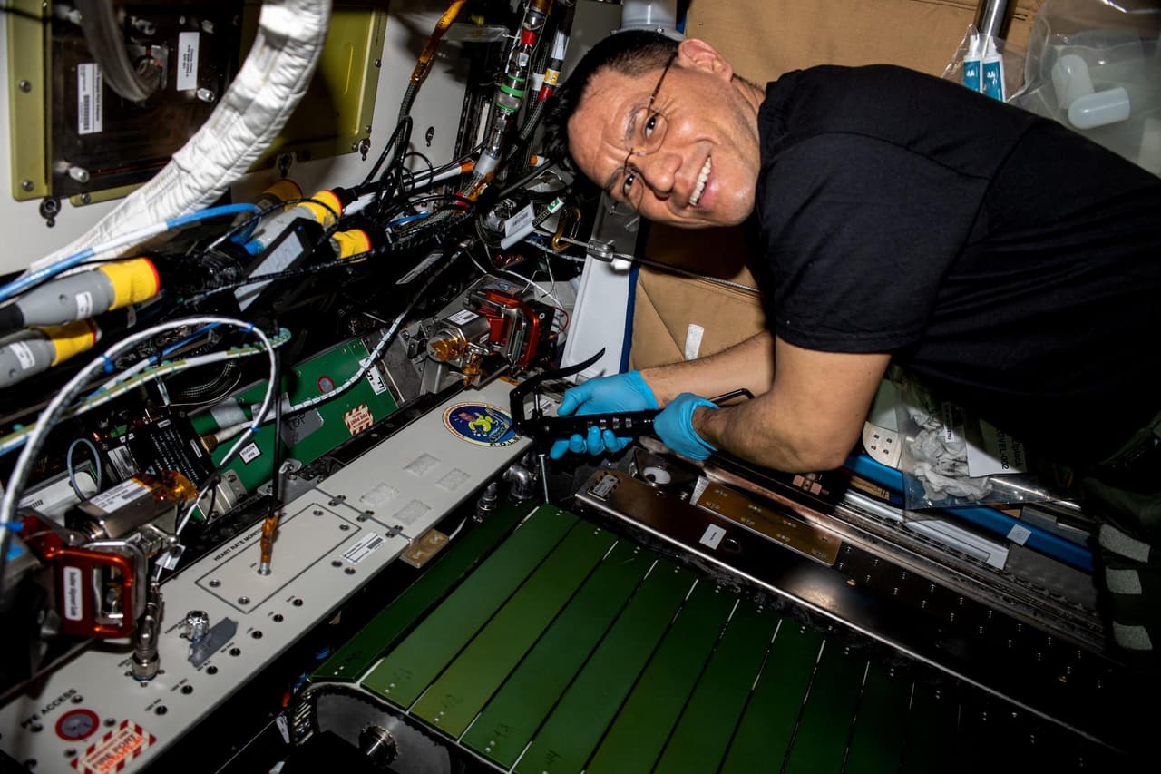 <h3 class="cms-H3-H3">Mejorar dispositivos para que los astronautas se ejerciten en el espacio: </h3>
<br>En esta foto, Frank Rubio trabaja en la cinta de correr de la estación, que proporciona una forma importante de reforzar el patrón motor de caminar de los miembros de la tripulación durante sus misiones. La información de la 
<i>NASA </i>indica que la cinta de correr de la estación es demasiado voluminosa y pesada para misiones de exploración más largas.