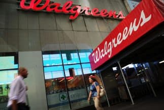 Así mismo se enviarán 
<b>60,450 dosis a CVS y Walgreens, </b>que son socios en la Operación Warp Speed del Gobierno Federal, para su distribución en centros de atención a largo plazo.