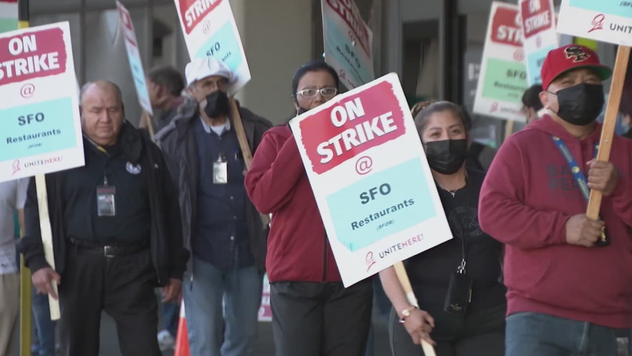 Un grupo de trabajadores de restaurantes se manifestaron afuera de la terminal 3 del Aeropuerto Internacional de San Francisco para exigir aumentos salariales y mejor cobertura médica, ya que aseguran que sus condiciones actuales los obliga a buscar un empleo adicional.