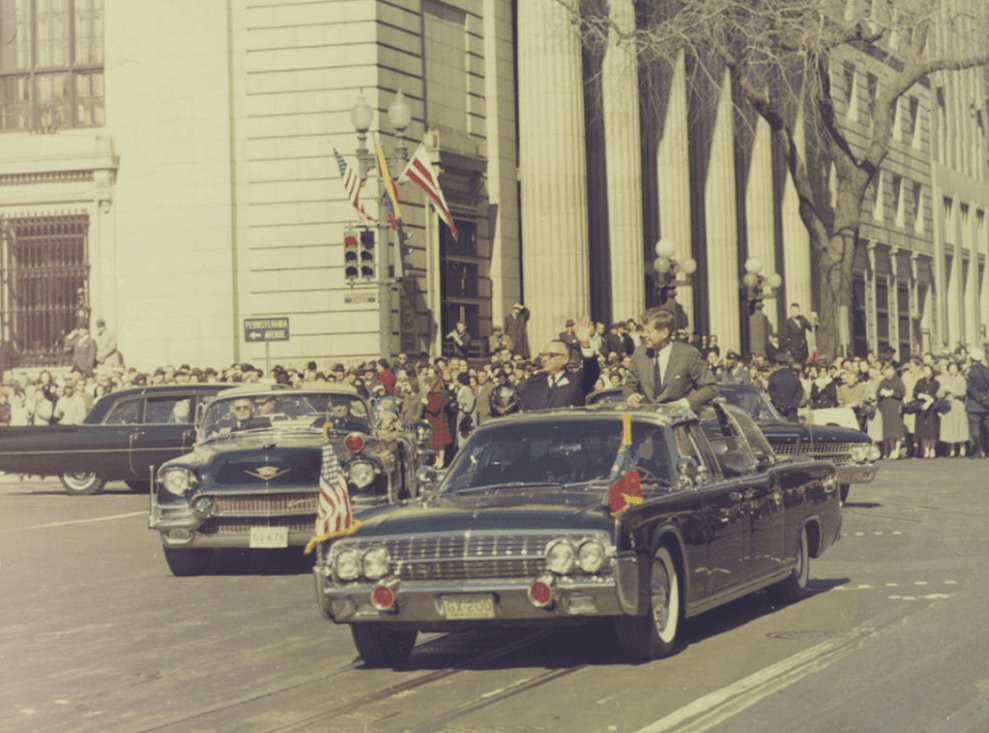 En esta imagen se puede apreciar al presidente 
<b>Kennedy</b> con el presidente venezolano 
<b>Rómulo Bentancourt</b> durante una visita de estado en febrero de 1963. Las capacidades del Continental, 
<b>cuyo nombre clave era SS-100-X, </b>como auto de desfile se ponen de manifiesto en la imagen. EL SS-100-X fue modificado para la Casa Blanca por Hess & Eisenhardt de Cincinnati, Ohio.