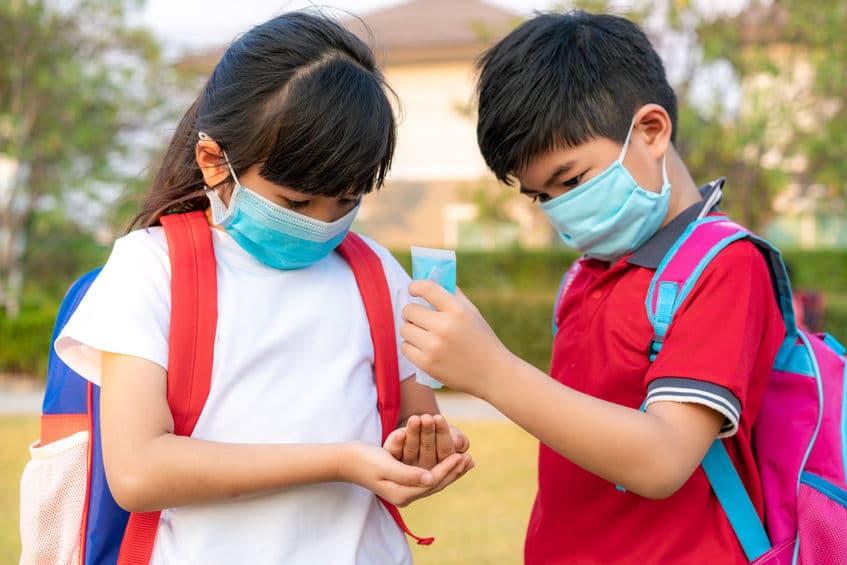 <b>Hable con su hijo sobre su salud mental y busque apoyo externo</b>: La pandemia ha sido dura para todos. Y la transición al año escolar puede traer nuevos desafíos y tensiones. 
<br>¿Tiene una emergencia de salud mental? Llame a la línea directa de crisis de Filadelfia al 215-685-6440. Profesionales de la salud capacitados están disponibles para brindar apoyo las 24 horas del día, los 7 días de la semana.
<br>