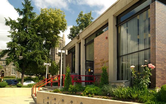 <b>Roxborough Library</b>
<br>6245 Ridge Avenue
<br>Philadelphia, PA 19128-2630
<br>215-685-2550
<br>
<br>Ubicada en la concurrida Ridge Avenue, la sucursal de Roxborough atiende a las comunidades de Manayunk y Wissahickon, así como a Roxborough. A mediados del siglo XIX, Jacob B. Smith, un maestro de escuela en Ridge, instituyó una biblioteca. Después de su muerte, 
<a href="https://libwww.freelibrary.org/locations/the-rosenbach" target="_blank">la biblioteca</a> se trasladó al Roxborough Lyceum, donde prosperó. En 1892, la Biblioteca Libre de Filadelfia abrió su cuarta sucursal en esta misma ubicación en las avenidas Ridge y Lyceum. La biblioteca actual de Roxborough abrió sus puertas en 1969 en 6245 Ridge Avenue. La biblioteca fue renovada en 1998.
<br>