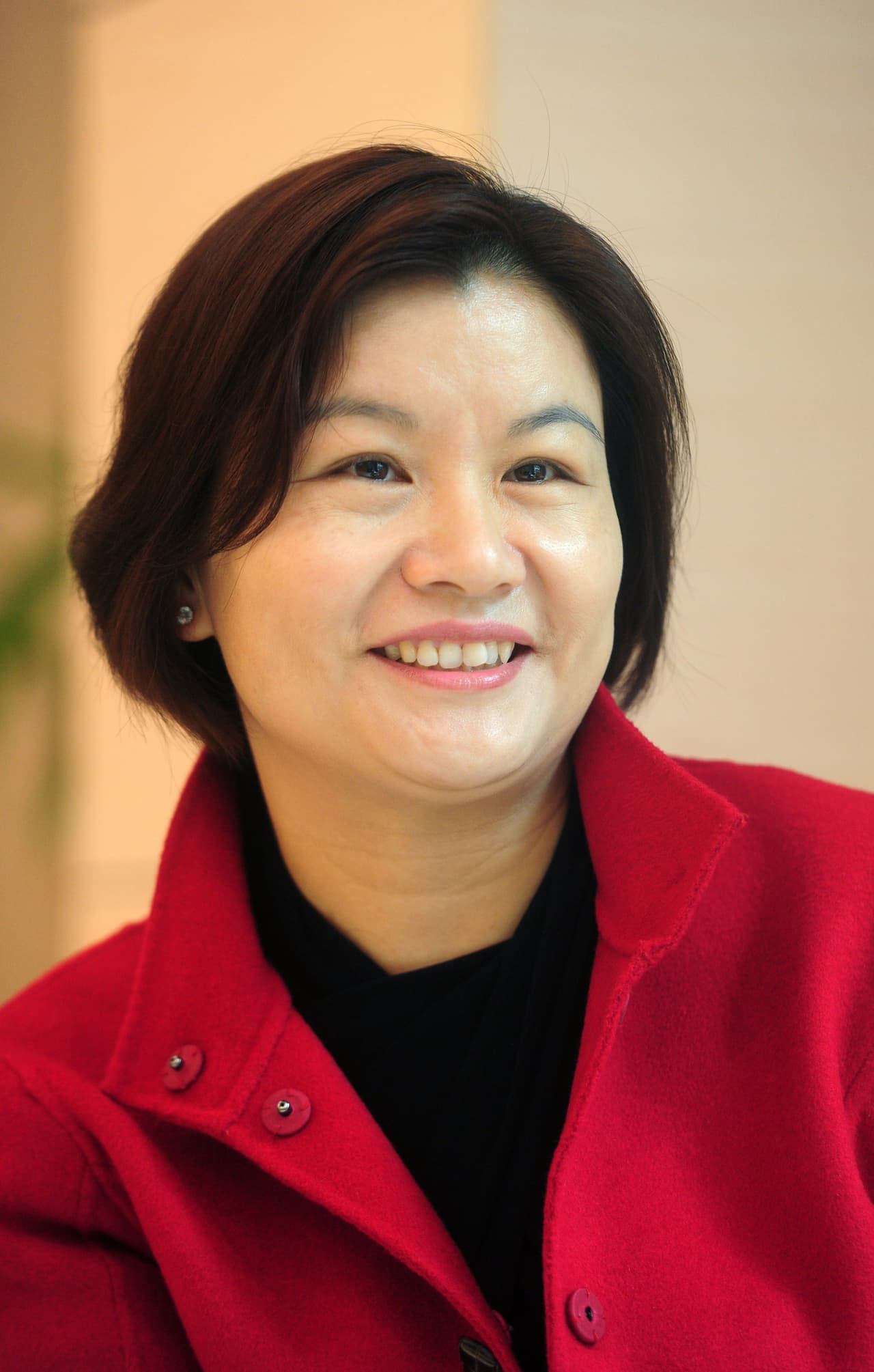 <b>Puesto 4. Zhou Qunfei. </b>Es fundadora y CEO de Lens Technology, una empresa china que fabrica pantallas para gigantes como Samsung, LG y Microsoft. Abandonó la escuela a los 16 años y comenzó a trabajar en la línea de montaje de una fábrica. Tomó clases de contabilidad por la noche y ahorró dinero para comenzar su primer negocio, un taller de cristales para relojes. Tiene un patrimonio neto estimado de 17 mil millones de dólares.
<br>