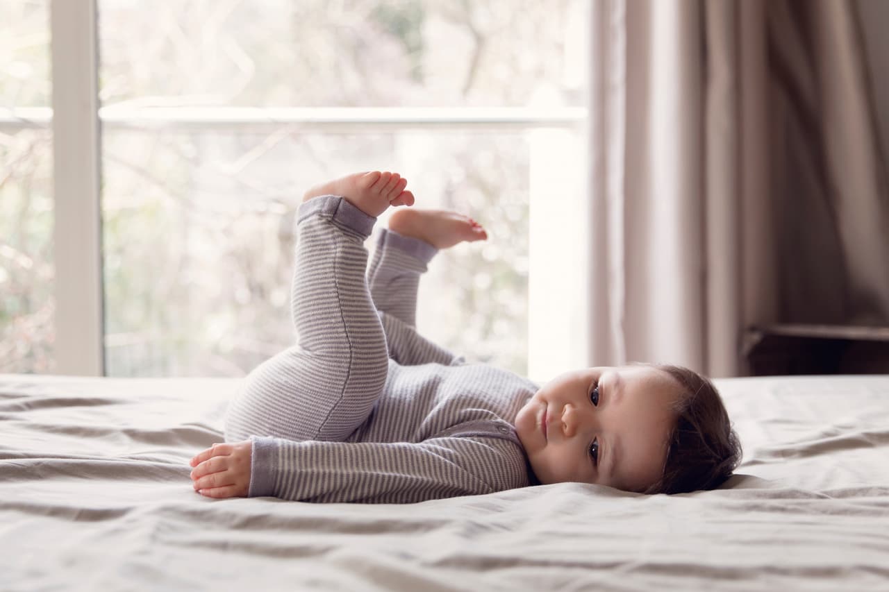 La maternidad tardía conlleva 
<b>numerosos riesgos</b>, desde pre-eclampsia hasta abortos involuntarios. Los bebés también tienen más probabilidades de nacer con bajo peso o de manera prematura, tener síndrome de Down u otras anomalías cromosómicas. En algunos casos el riesgo se 
<a href="https://www.ncbi.nlm.nih.gov/pubmed/23821091"><u>duplica </u></a>y hasta 
<a href="http://www.sfnmjournal.com/article/S1744-165X(14)00002-X/abstract"><u>triplica </u></a>en comparación con las madres que dan a luz entre 20 y 29 años de edad.
