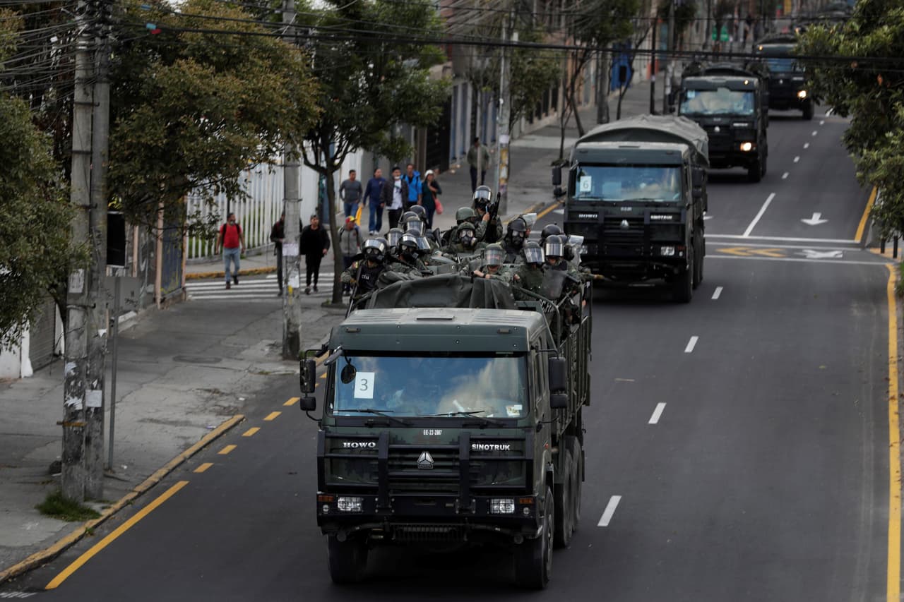 La oleada de protestas en Ecuador, liderada por organizaciones indígenas y sociales, fue provocada por un decreto ejecutivo que eliminó el subsidio al precio de la gasolina, una de las medidas establecidas en respuesta a un acuerdo al que el país llegó con el 
<b><a href="https://www.univision.com/temas/fondo-monetario-internacional">Fondo Monetario Internacional</a></b>. Tras doce días de protestas en las calles, que dejaron 
<b>10 muertos y más de 1,300 heridos</b>, la revuelta popular se frenó al 
<b><a href="https://www.univision.com/noticias/america-latina/grupos-indigenas-y-el-gobierno-llegan-a-acuerdo-en-ecuador-tras-12-dias-de-protestas-y-enfrentamientos">derogarse esa polémica medida</a></b>.
<br>