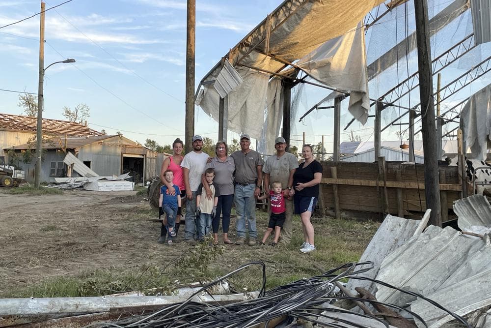 En los días posteriores a la destrucción, la familia Eachus ha visto una avalancha de apoyo y ayuda. Las empresas locales trajeron excavadoras para ayudar a liberar a las vacas, otros ayudaron con la electricidad y la fontanería, e incluso otros ayudaron a retirar los escombros. Las vacas tienen comida, agua y, de alguna manera, toda la operación de ordeño ha vuelto.