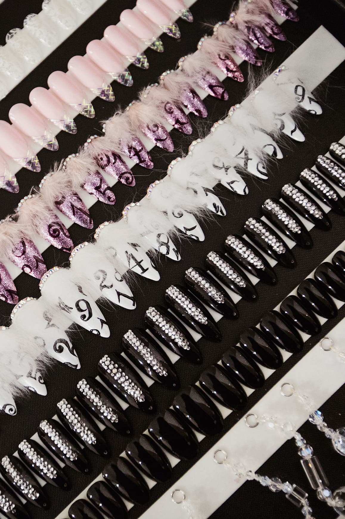 <b>8. Brillantes y llamativas</b>. Las aplicaciones que brillan y cristales de Swarovski añaden un toque inminente de opulencia a las uñas. Puedes crear distintos diseños desde los más exagerados como los que vimos en el desfile de 
<a href="http://nymag.com/thecut/fashion/shows/2016/fall/new-york/rtw/the-blonds.html">The Blonds</a>, hasta otros más discretos. La idea es aplicar cristales sobre el barniz y que fijen bien para no perder el brillo.
<br>