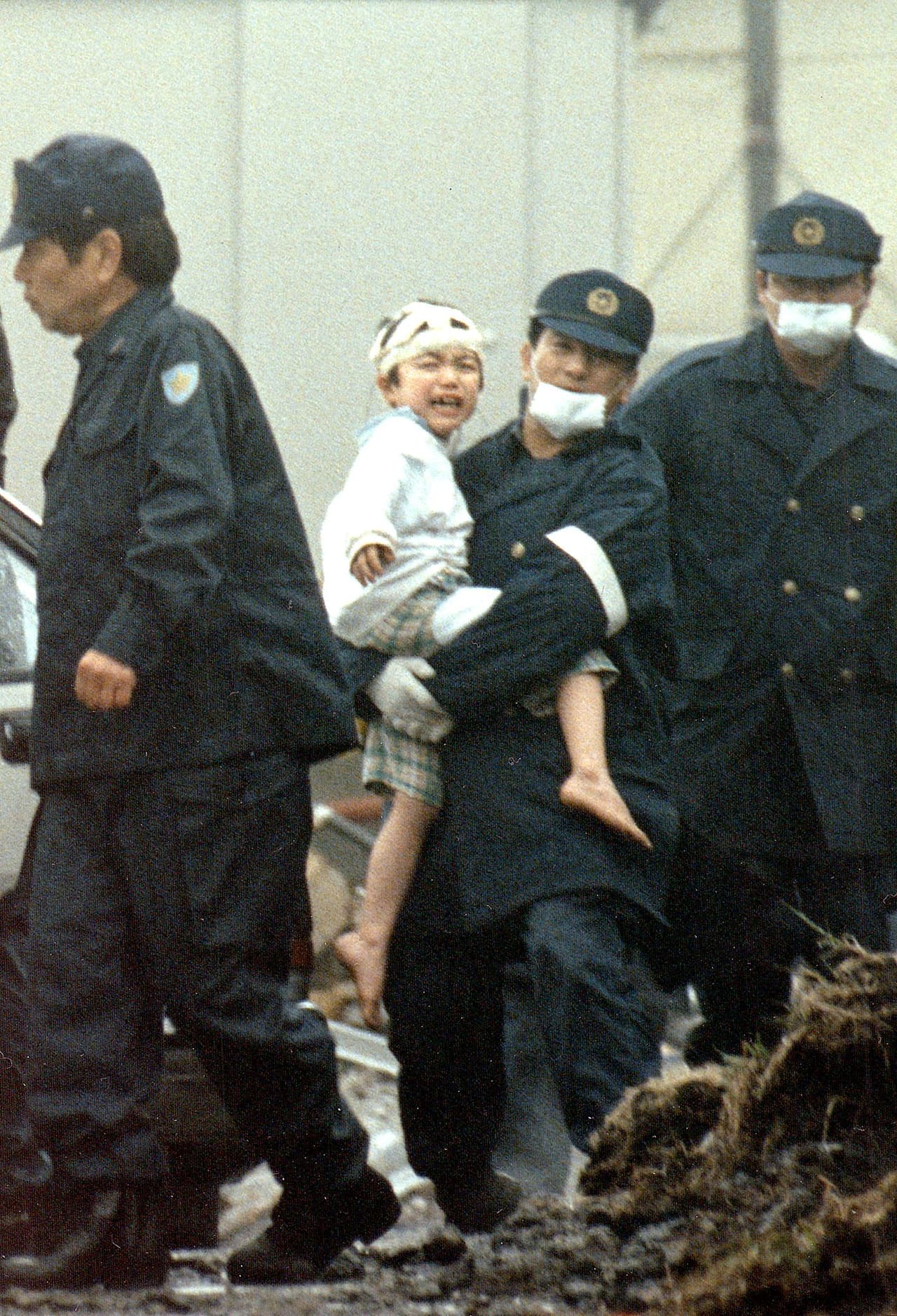 <b>¿Cuáles son las armas químicas más comunes?</b>
<br>
<b>El Sarín:</b> es un gas que afecta el sistema nervioso, es incoloro y sin olor. Se usó en 1995 en el metro de Tokio dejando 12 personas muertas y 5,500 afectadas. Es también,
<b> <a href="http://time.com/4728846/sarin-nerve-gas-syria/">según medios como Time y el gobierno de Turquía,</a></b>
<a href="http://time.com/4728846/sarin-nerve-gas-syria/"> </a>el que se usó en los recientes ataques en Siria. Cuando el contacto con este gas es directo y en altas cantidades provoca convulsiones, parálisis, pérdida de conciencia y muerte por asfixia en poco tiempo. En 1991 la Organización de las Naciones Unidas lo incluyó en el listado de armas químicas de destrucción masiva, y su bajo costo ha hecho que sea usado constantemente por grupos terroristas.
<br>