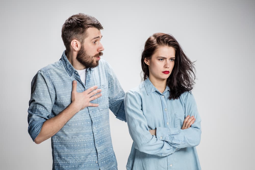 La terquedad, empecinarte en tener razón en un argumento y aún cuando te des cuenta que te has equivocado seguir insistiendo sin ceder ni dar tu brazo a torcer sacando de quicio a tu pareja.