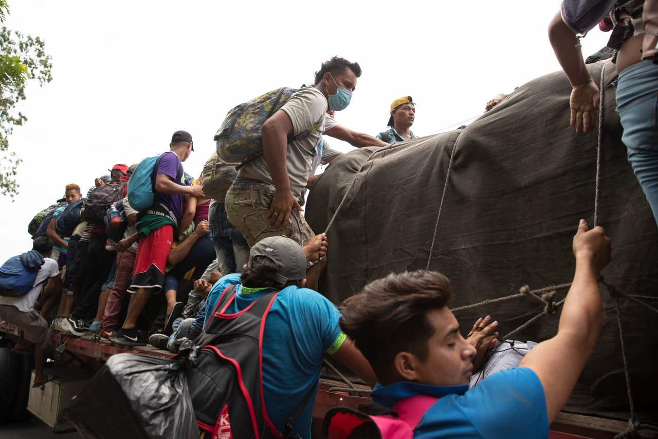 La caravana de migrantes se fragmenta en Guatemala y algunos grupos esperan cruzar México en ruta a EEUU
