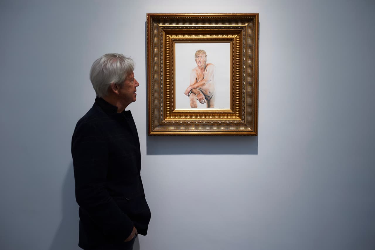 El dibujo de Donald Trump desnudo, de la artista de los Los Angeles Illma Gore, primero se conoció en redes, pero luego saltó al mundo más canónico del arte. Aquí la obra expuesta Maddox Gallery en Londres.