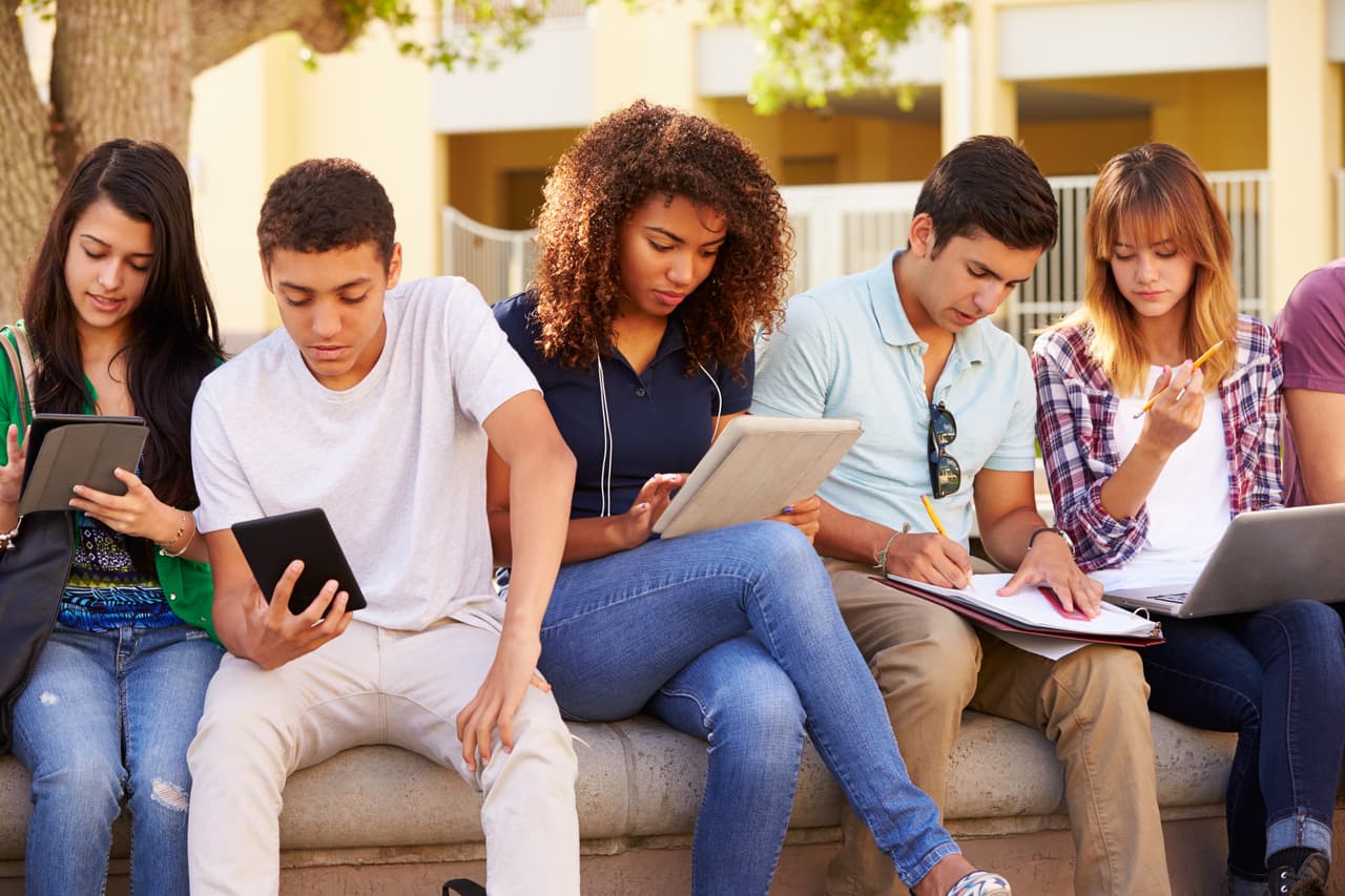 Si bien otros estudios han encontrado que los adolescentes con frecuencia dependen de los medios e internet para obtener información sobre salud sexual, los adolescentes en nuestro estudio rara vez mencionaron estos como su fuente más importante.