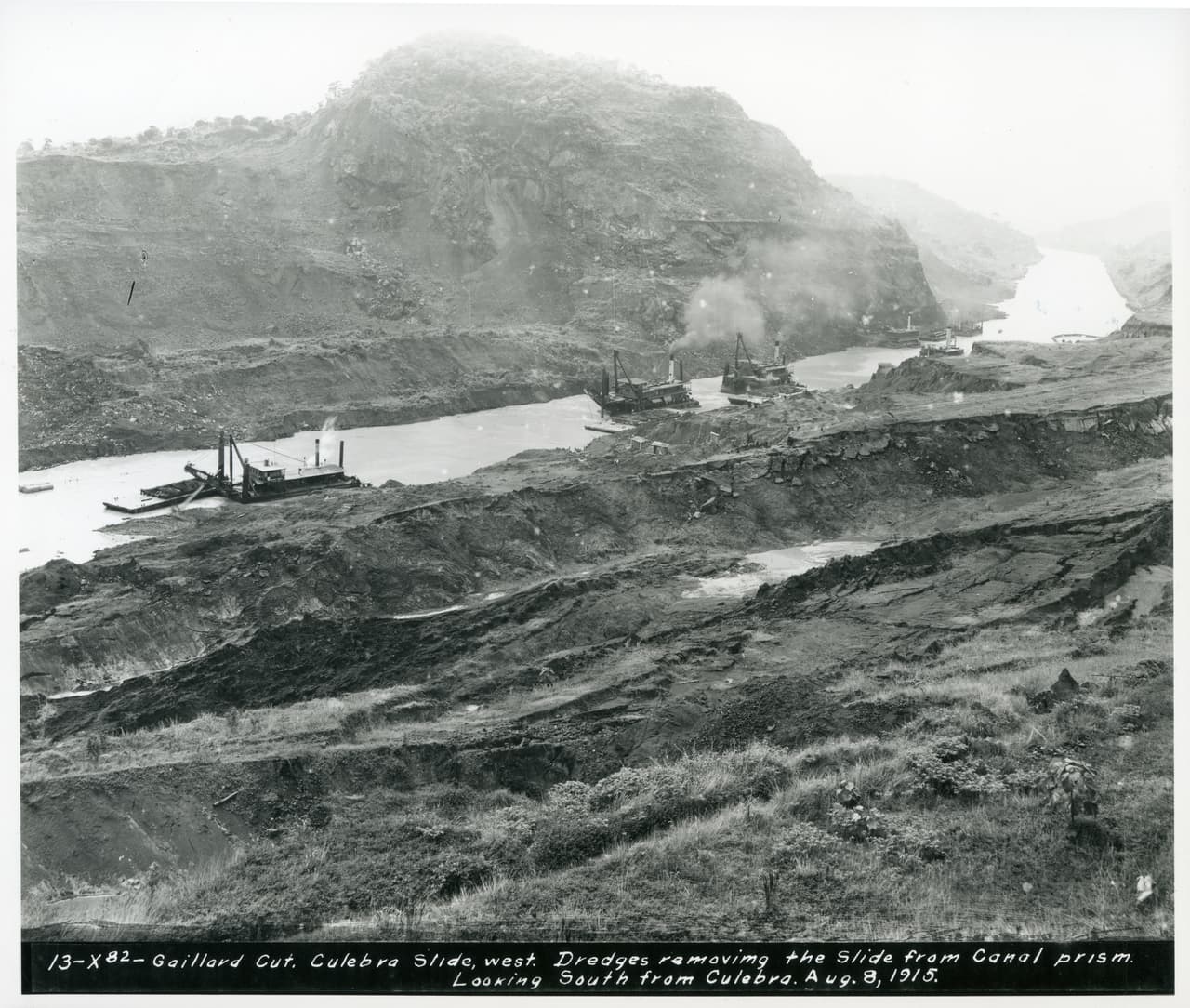 Dragas trabajando a lo largo del canal en 1915, en la zona de Culebra Cut.