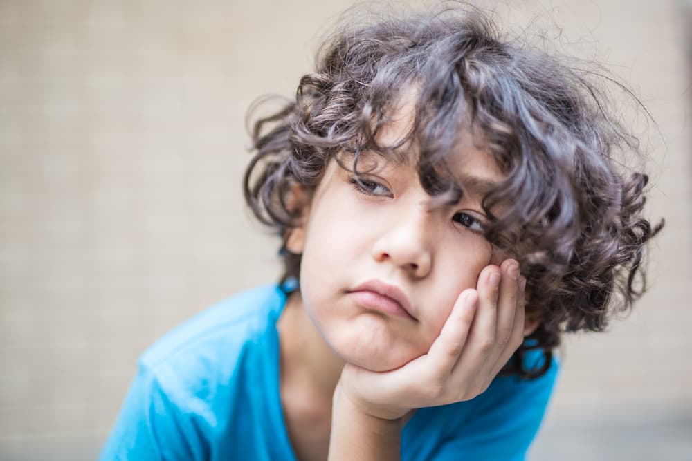Por eso sus padres deben ayudarle a superar esas crisis que surgen cuando afloran las partes negativas de su signo porque en esos tiempos el canceriano se mueve con los cambios de la Luna y se vuelve muy temperamental y cambian mucho de modo y carácter en un día.