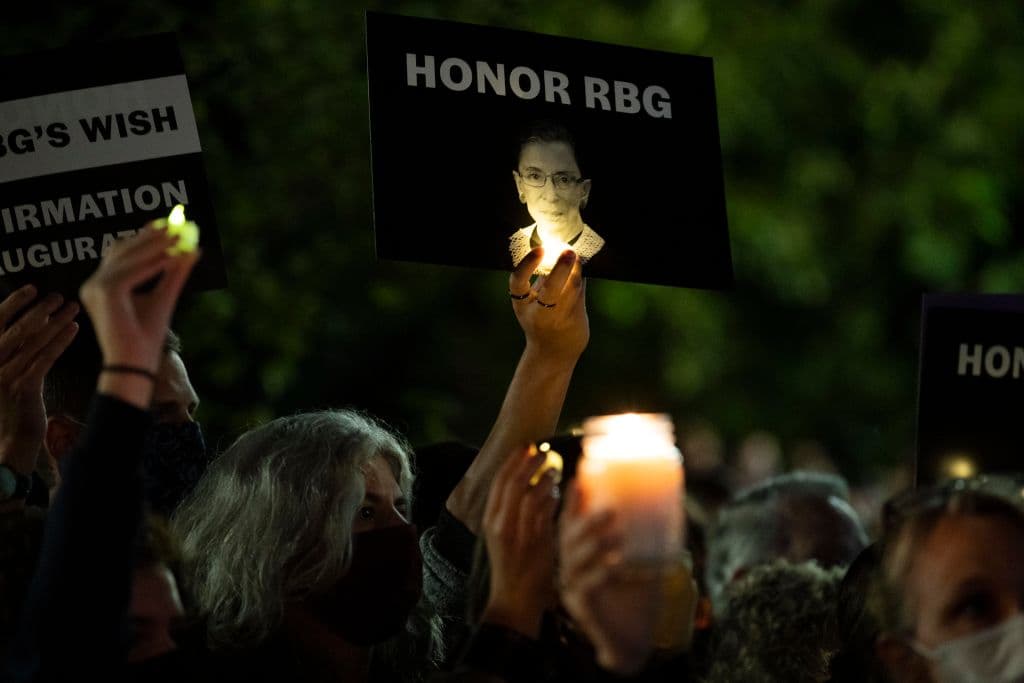 A pesar de la gran disputa política que ha desatado la muerte y las 
<b><a href="https://www.univision.com/noticias/elecciones-en-eeuu-2020/que-pasara-con-la-vacante-que-deja-la-magistrada-ginsburg-te-explicamos-por-que-es-importante">profundas implicaciones que puede tener su reemplazo</a></b>, fuera de la Corte Suprema las personas se han reunido en un ambiente de respeto y paz.