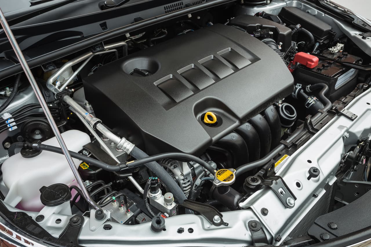 Si este invierno conduces tu auto sin haberlo calentado previamente, recuerda el desgaste excesivo en los pistones y todas las otras piezas que no están siendo lubricadas de manera correcta. Si el motor cuenta con turbocargador, esta se convertirá en otra víctima del desgaste excesivo. Se consiente del esfuerzo del motor en tu coche, en el largo plazo (y en algunos casos en el corto plazo) te ahorrará dinero en costosas reparaciones.