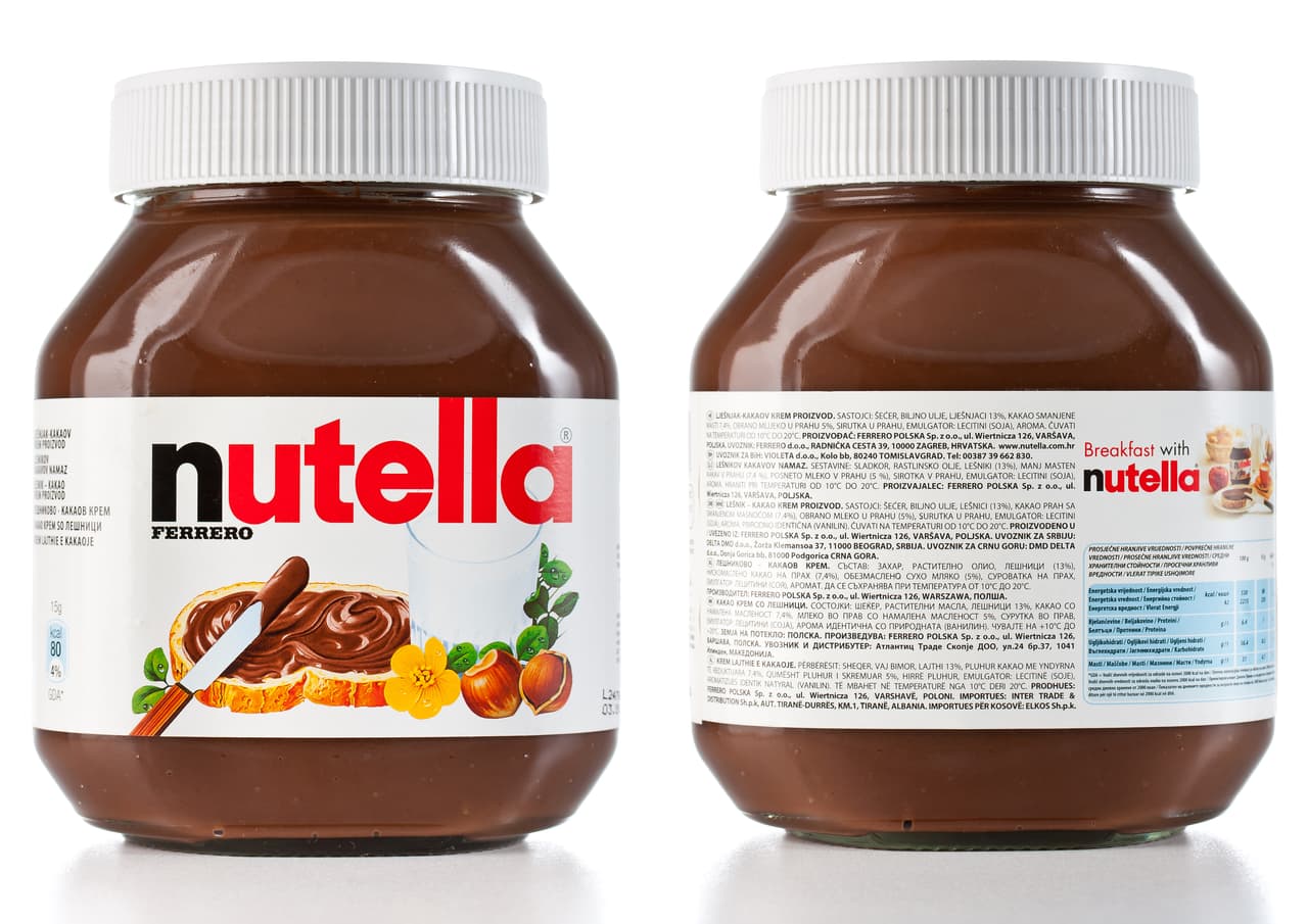 <b>Puesto 24. Familia Ferrero</b>
<br>
<b>Compañía:</b> Ferrero
<br>
<b>Patrimonio: 34,500 millones de dólares</b>
<br>Generaciones: 3
<br>Industria: golosinas
<br>Establecida en: Alba, Italia
<br>
<br>Michele Ferrero creó una empresa global de chocolates a partir de una tienda que abrió en 1946. Su hijo Giovanni se hizo cargo del negocio familiar después de que su hermano Pietro muriera en un accidente de bicicleta en 2011. Los productos más nuevos, como las galletas Nutella, aumentaron las ventas netas de la empresa a 14,600 millones de dólares en el año fiscal 2020.