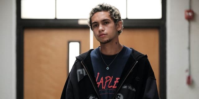 <b>Dominic Fike</b>
<br>Se sumó al elenco de ‘Euphoria’ en la segunda temporada como Elliot, pero 
<a href="https://www.univision.com/entretenimiento/cine-y-series/dominic-fike-reacciono-a-las-burlas-por-su-cancion-en-el-ultimo-episodio-de-euphoria">recibió críticas por su número musical</a> en el octavo episodio.