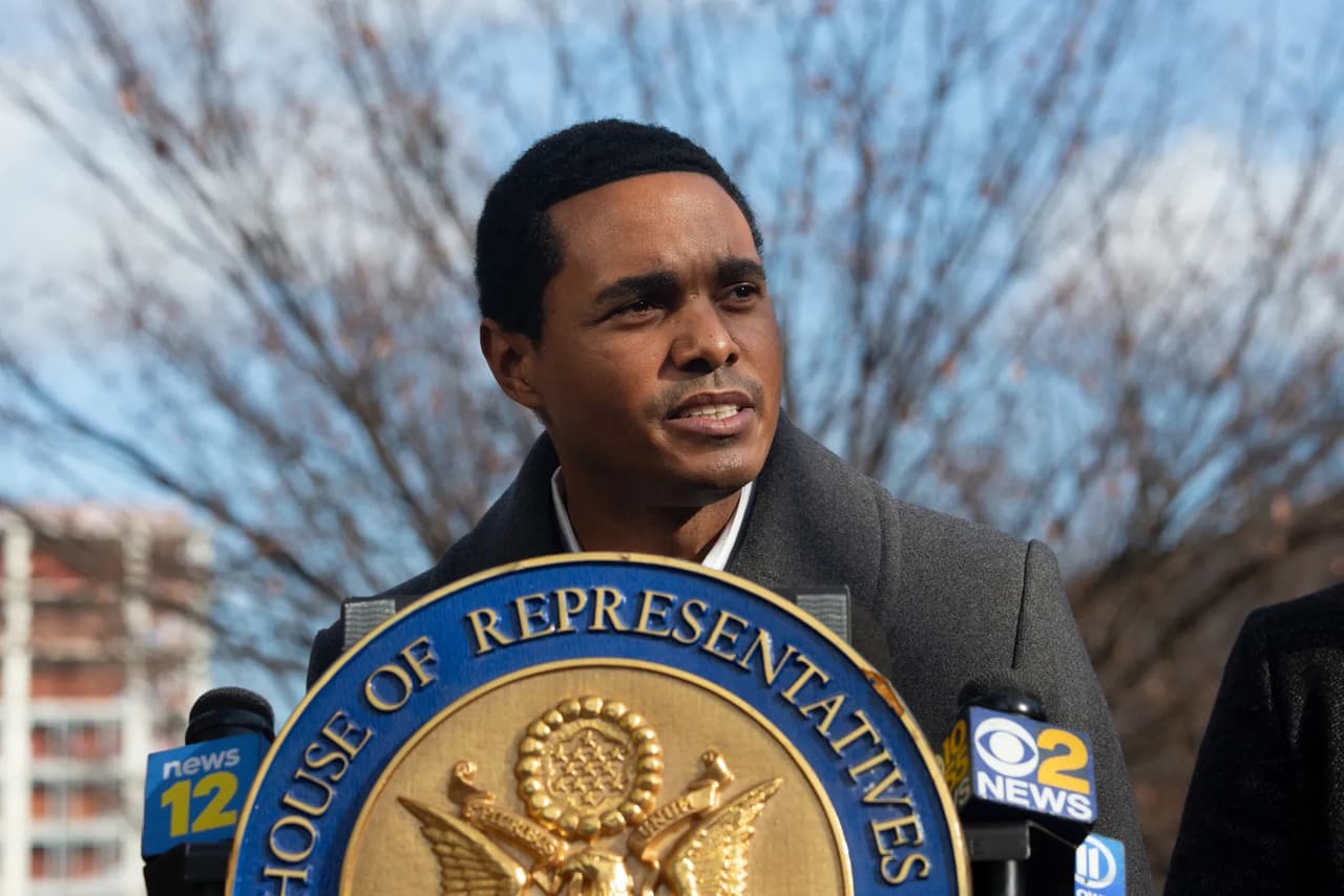 El representante Ritchie Torres (D-Bronx) habla sobre el trabajo con los líderes locales para ayudar a las víctimas de un incendio mortal en un edificio residencial en East 181st Street, el 10 de enero de 2022.