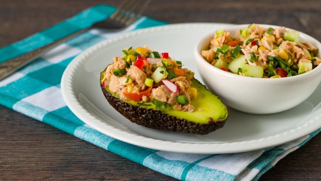 Esta 
<a href="https://www.univision.com/noticias/reto-28/atun-en-cazuela-de-aguacate-reto-28">receta</a> propone rellenar mitades de aguacate con una ensalada de atún blanco, lechuga, tomate y pepino. Un acierto seguro: proteínas, grasas saludables, montones de nutrientes y un sabor delicioso.