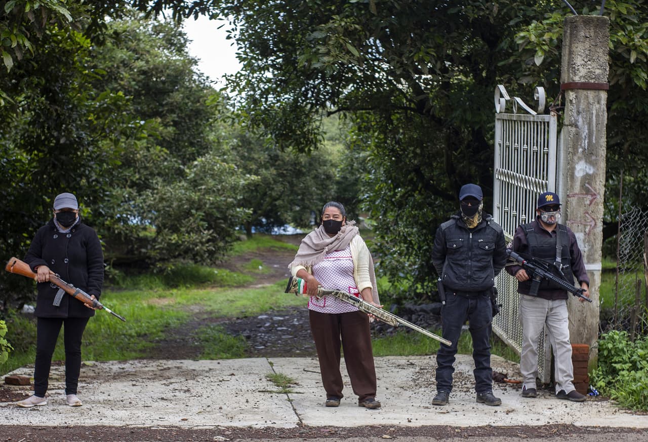 Los 17 poderosos rivales con los que protagoniza sangrientas batallas son los carteles de Santa Rosa de Lima, del Golfo, de Tláhuac, del Noroeste, Guerreros Unidos, Los Viagras, La Nueva Familia Michoacana, Los Mayas, Los Rojos, Nueva Plaza, Zetas Vieja Escuela, entre otros.
