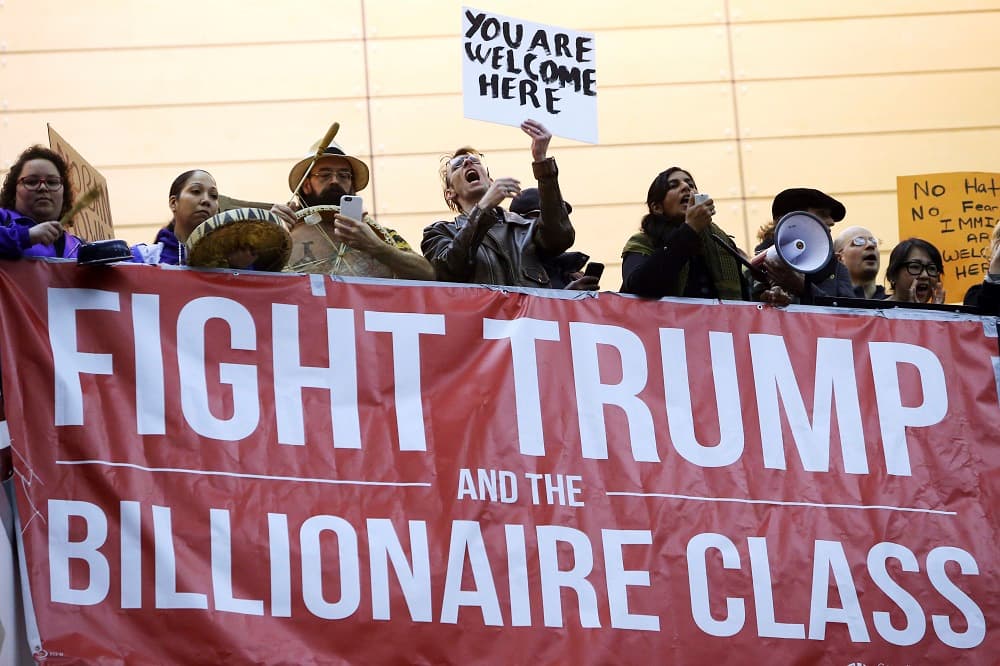 Más de 1,000 personas se congregaron en el Seattle-Tacoma International Airport para protestar contra el veto de Trump.