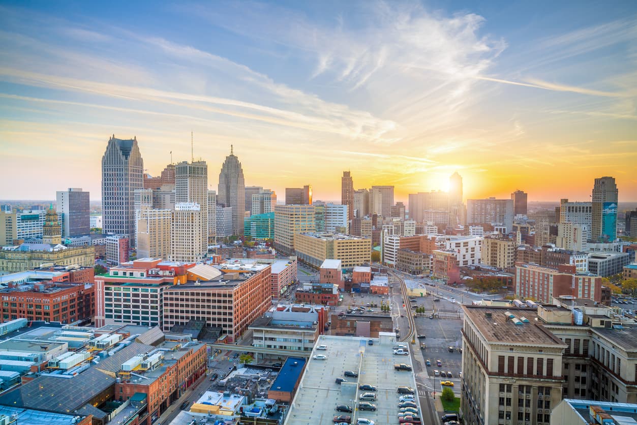 Han sido tiempos complicados para quienes buscan comprar casa. Los precios de las propiedades han subido consistentemente en los últimos meses en medio de una escasez de viviendas disponibles para la venta o para alquiler. Hay ciudades como Austin y Miami donde las alzas superan el 25%.
<br>
<br>
<b>Eso ha dificultado que "las familias de clase media, cuyos bolsillos están siendo golpeados por la inflación, encuentren una casa dentro de su presupuesto",</b> escribió Danielle Hale, economista principal del medio especializado del sector Realtor.com.
<br>
<br>
<b>"Los hogares de clase media tendrán mejores oportunidades haciendo sus cálculos en áreas con viviendas más asequibles, que tienen a ubicarse en el sur y Medio Oeste",</b> de Estados Unidos, agrega.