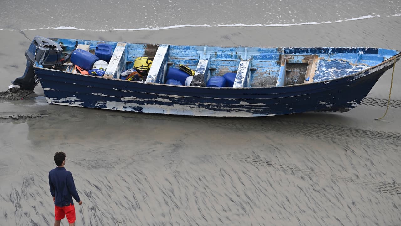 <b>Excursionistas alertaron a las autoridades tras observar el vuelco cerca de la costa</b>. Un médico que pasaba corrió a la playa al ver que realizaban maniobras de reanimación a varias personas.