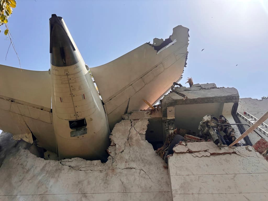 Esta foto compartida en X por la Fuerza Central de Seguridad Industrial de la India (CISF) muestra los restos de un avión que se estrelló en la ciudad de Ahmedabad, en el noroeste de India, en el estado de Gujarat, el jueves 12 de junio de 2025.