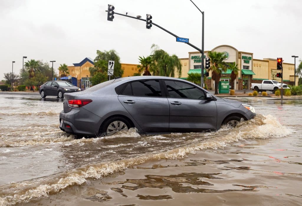 Se le ha insistido a la población que 
<b><a href="https://www.univision.com/local/los-angeles-kmex/mantengase-informado-y-quedese-en-casa-el-llamado-de-la-alcaldesa-bass-ante-la-tormenta-tropical-hilary-video" target="_blank">no salga de sus casas</a></b> precisamente porque muchos encontrarán calles inundadas a este nivel.