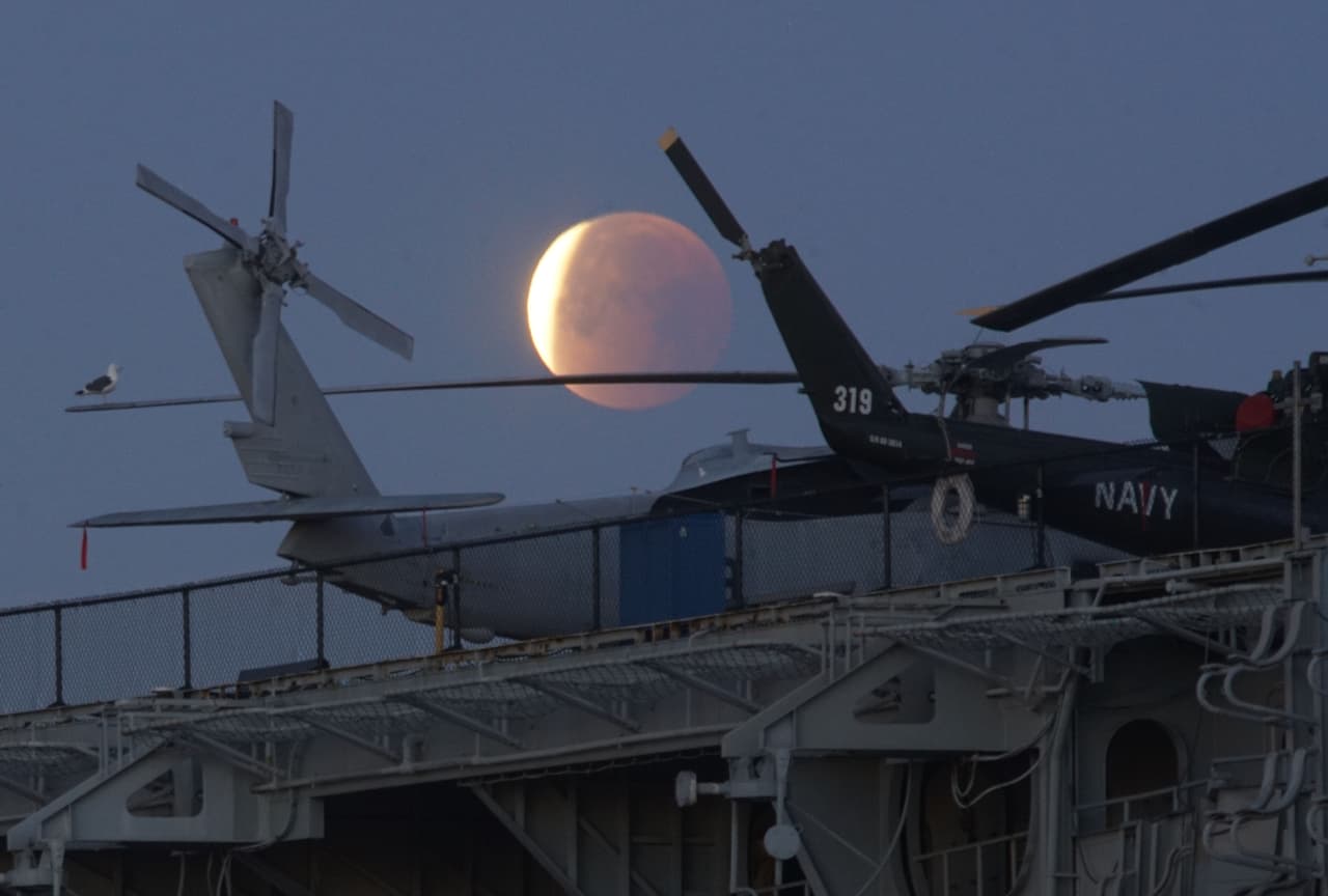 El cuerpo militar también contempló el eclipse desde el acorazado de la marina estadounidense USS Midway en San Diego, California.
