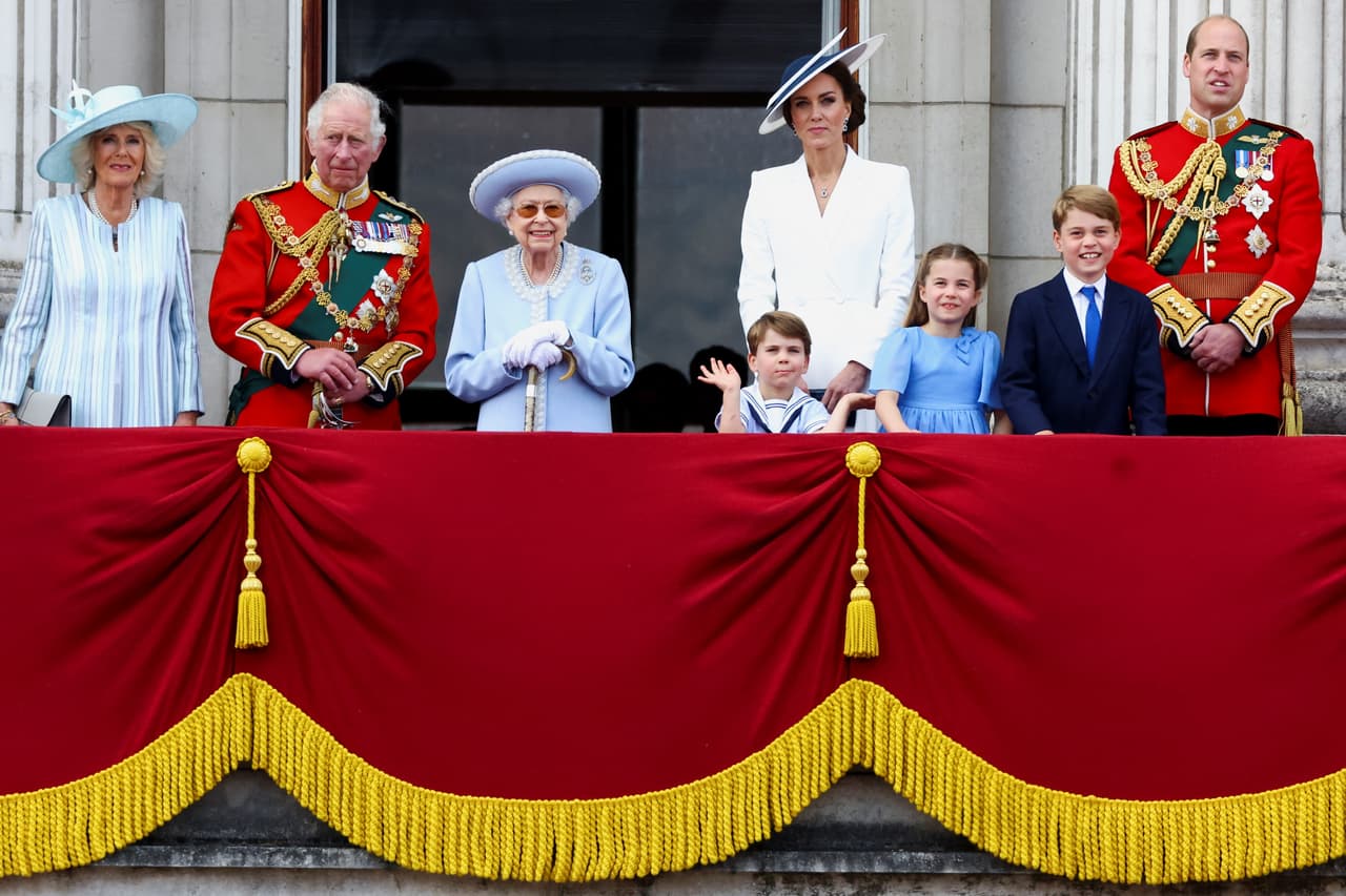 Los príncipes George y Louis, la princesa Charlotte y sus padres luego se unieron a su bisabuela, la reina Isabel II, en el balcón de la familia real, donde continúo haciendo muecas. 
<br>