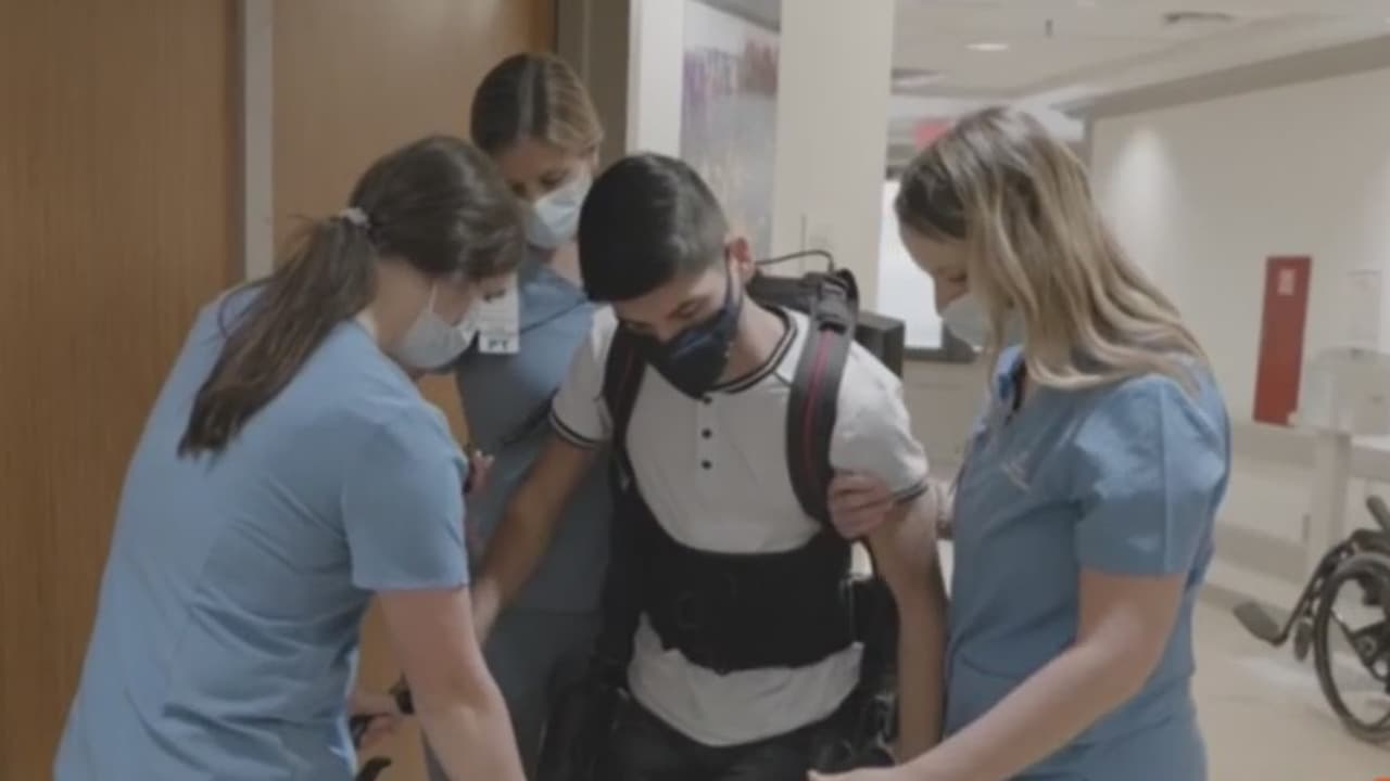 <b>En video. <b>La tecnología y la fe permiten la recuperación de un joven que quedó casi totalmente paralizado en Texas</b></b>
<br>
<br>Ernie Martínez quedó paralizado del cuello hacia abajo, tras un accidente en una autopista de Laredo el 14 de febrero pasado, durante la potente tormenta que azotó Texas. Sin embargo, a pesar de haber escuchado los peores pronósticos, el joven nunca perdió la esperanza de volver a caminar y ahora da sus primeros pasos con ayuda de un asombroso dispositivo robótico.