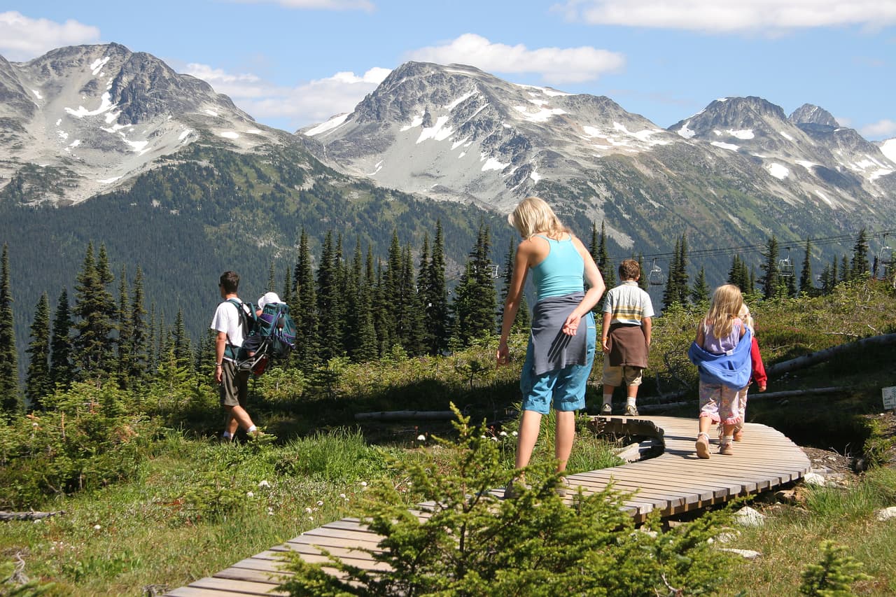 <b>Puesto 5: Alaska.</b> Salario promedio del maestro: 
<b>76,573 dólares</b>. A pesar de estar entre los cinco que mejor pagan a los educadores, en este estado la tasa de graduación de la escuela secundaria es de 78.5%, la segunda más baja del país.
<br>
