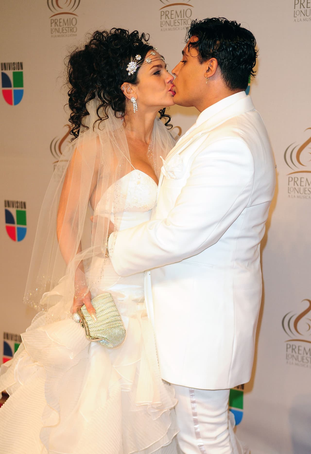 Niurka Marcos sorprendió vestida de novia en la entrega de 2010. Su pareja del momento, el cantante Eduardo Antonio complementó el look con un traje absolutamente blanco y azares en la solapa.