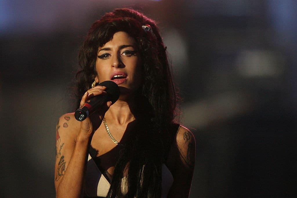 Esta segunda producción músical de Winehouse consiguió ser un éxito mundial. 
<i><b>Back to Black</b></i> fue considerado entre los mejores diez álbumes por 
<a href="https://www.univision.com/temas/billboard">Billboard</a> y llevándola a seis nominaciones a los premios 
<a href="https://www.grammy.com/" target="_blank">Grammy</a> de los cuales conseguiría cinco.
<br>
<br>
<br>