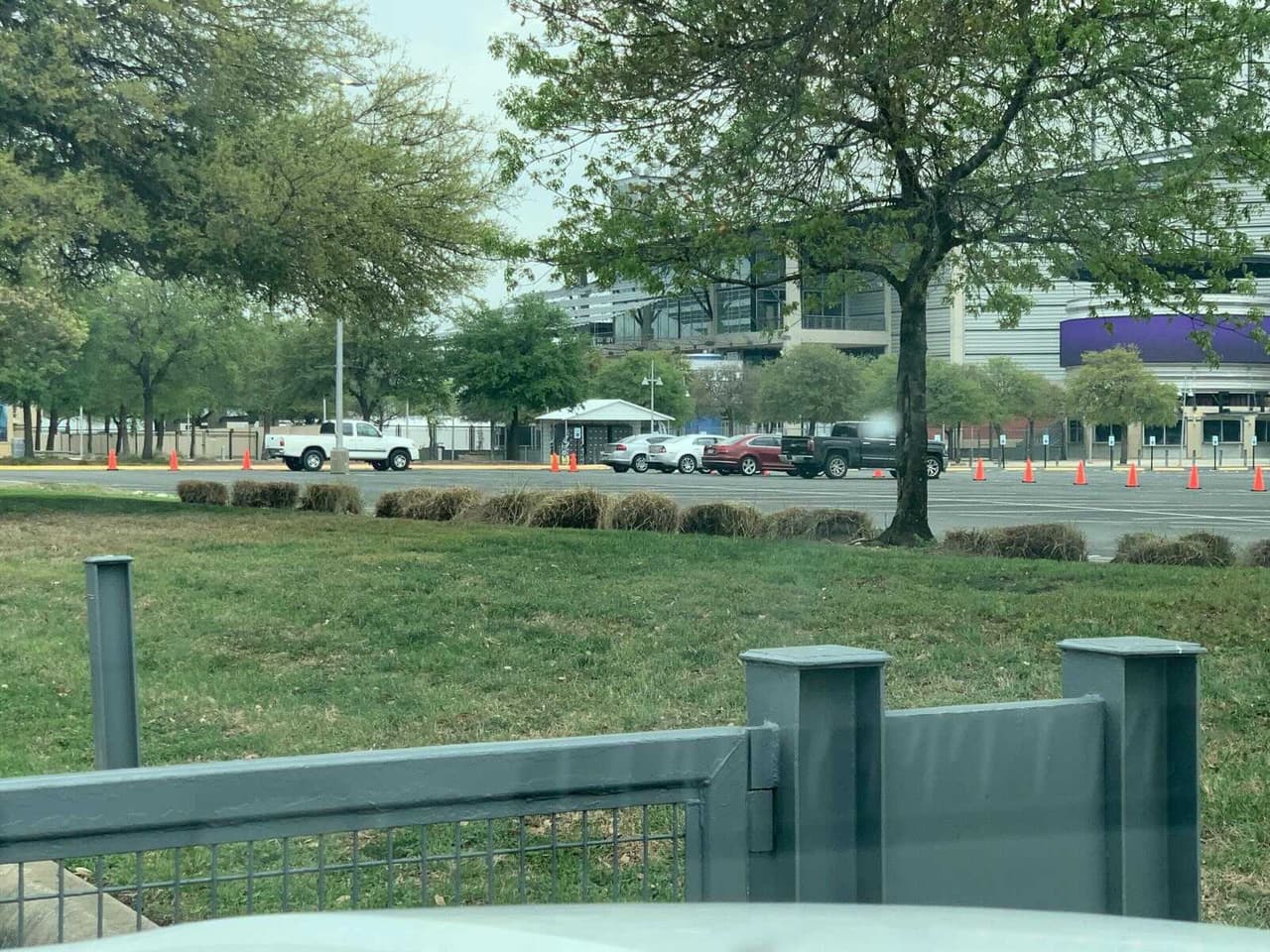 El condado había estado hablando con el HHS durante casi dos semanas para asegurarse de que los pasillos de exposiciones del coliseo y las salas de recreación del Freeman fueran 
<b>"mejores que cualquier otro sitio de migración en los Estados Unidos"</b>, dijo el juez del condado de Bexar, 
<a href="https://www.univision.com/local/san-antonio-kwex/el-juez-del-condado-bexar-recibe-la-vacuna-contra-el-coronavirus">Nelson Wolff</a>.