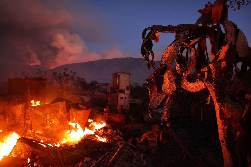 A las 12:28 p.m. del lunes 29 de julio, se reportó un incendio entre Tule Valley Road y el bulevar Richard Nixon, en 
<b>Aguanga</b>, pueblo al este de Temécula, en el 
<b>condado de Riverside</b>. Dos días más tarde, 
<b><a href="https://www.univision.com/local/los-angeles-kmex/incendio-forestal-los-angeles-areas-alerta" target="_blank">más de 250 bomberos batallan contra sus llamas</a></b>, en la frontera con 
<b>el condado de San Diego</b>.