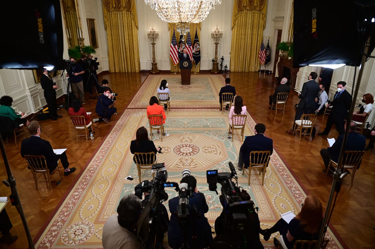 <b>La primera rueda de prensa como presidente: “No vamos a permitir que (los niños migrantes) mueran de hambre (...), ninguna administración lo permitió antes, salvo la de Trump”.</b>
<br>
<br>El 25 de marzo fue su primera conferencia de prensa formal desde que asumió el poder en enero. Biden habló sobre el masivo esfuerzo de vacunación y prometió administrar 200 millones de dosis contra el covid-19 en sus primeros 100 días de gobierno. También habló sobre la situación de los 
<a href="https://www.univision.com/noticias/politica/biden-fija-nueva-meta-de-vacunacion"><u>menores no acompañados en la frontera</u></a>, un tema que ha puesto presión sobre su administración.