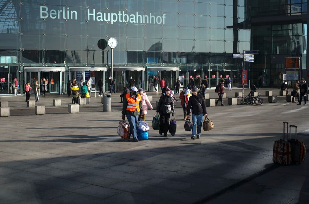 Mientras las personas salen de los trenes, los altavoces resuenan en ucraniano e inglés: "Queridos refugiados de Ucrania, bienvenidos a Alemania, sigan las instrucciones de los voluntarios con chalecos amarillos y naranjas".
<br>
<br>Afuera de la estación, otro voluntario con un chaleco rojo ayuda a los refugiados de Ucrania después de que llegaron a la estación principal de trenes.