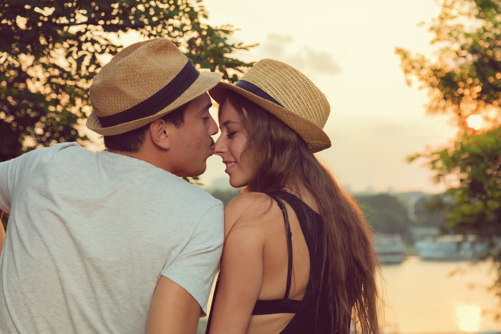 Tu personalidad soñadora, empática, capaz siempre de ponerte en el lugar de los demás te colocará en el espacio ideal en el momento preciso. No importa dónde estés, tú sabrás convertirlo todo en tu escenario ideal. Para ti, pisciano, ¡el lugar del amor está donde esté tu corazón!