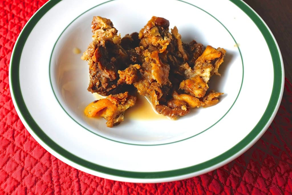 <b>Capirotada: </b>Si hay tiempo, en la mesa estará presente este 'postre' (pan tostado y sumergido en miel de piloncillo o panela con canela, y chile seco para darle sabor, servida con queso añejo y pasas); churros, dulce de camote o patata dulce, natilla de leche (manjar blanco), tampoco pueden faltar.
<br>