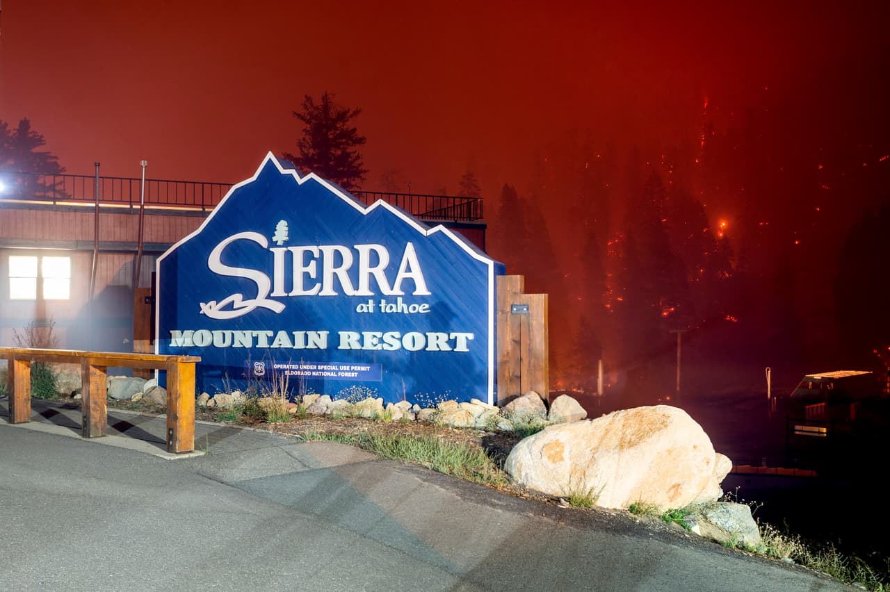Fachada del Sierra-at-Tahoe ski resort, en el bosque nacional Eldorado, 
<a href="https://www.univision.com/temas/california">California</a>. En el transcurso de la noche de domingo al lunes, el ya de por sí grande Caldor Fire creció 7 millas más (unos 11 kilómetros), explicaron las autoridades locales.