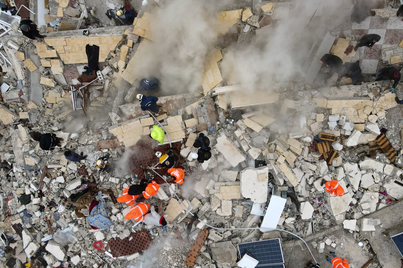 Los maltrechos centros médicos y hospitales de Siria en la zona bajo control de la oposión a Bashar el Asad se llenaron de heridos con rapidez, según rescatistas. Otros, como un hospital de maternidad, tuvieron que ser evacuados, según la organización médica SAMS. En esta imagen aérea, residentes ayudan a los rescatistas a buscar personas atrapadas entre los escombros.
