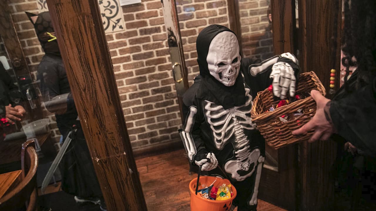 <b>Truco o trato o maletero o trato: riesgo medio a alto</b>
<br>Las familias deberían hablar con su vecindario para determinar cómo la comunidad quiere manejar Halloween este año. Una cosa es segura, ir de puerta en puerta o sacar dulces de un tazón común no es la mejor idea este año.
<br>