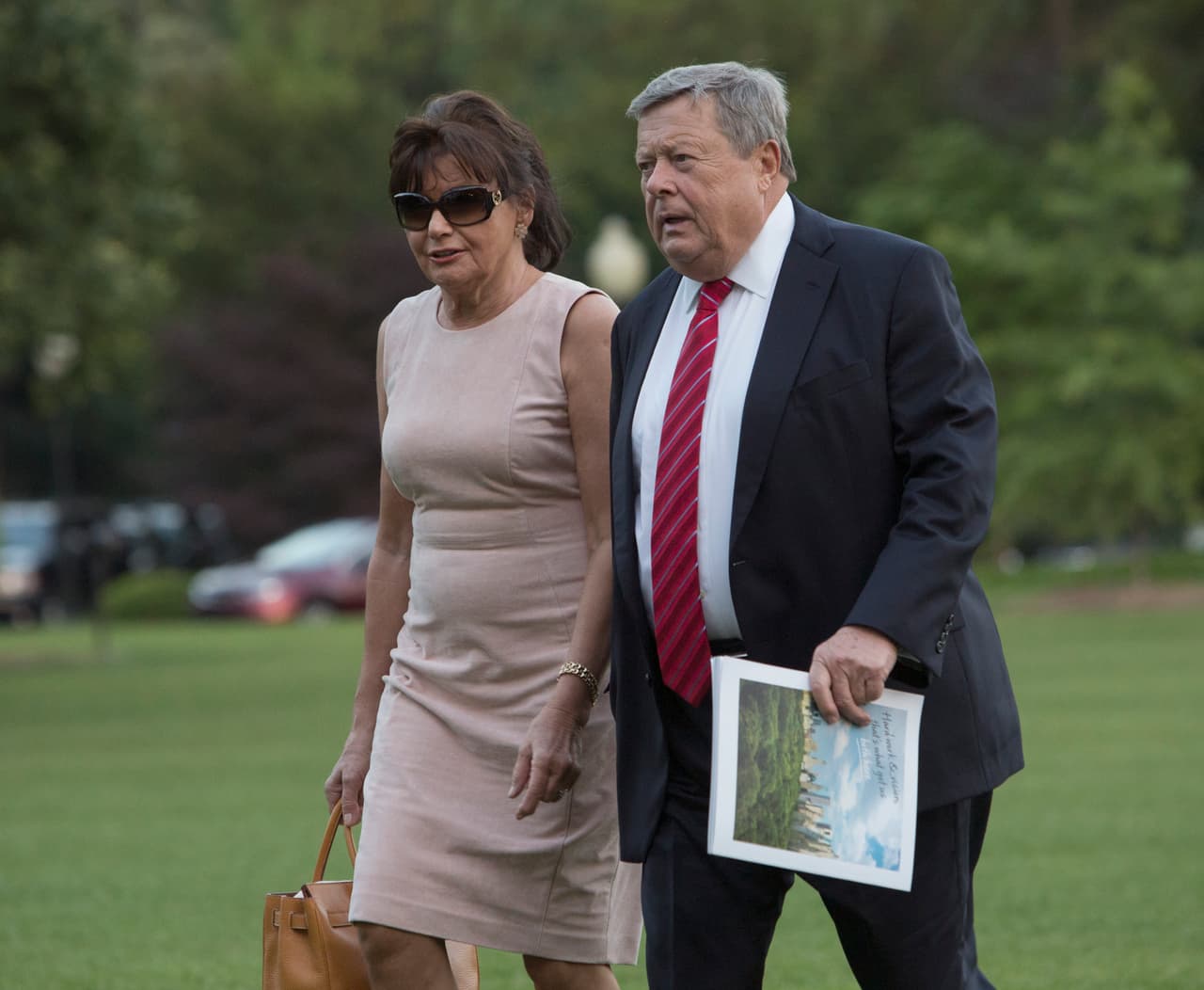 Trump quiere acabar con la "inmigración en cadena" en medio de dudas sobre cómo sus suegros obtuvieron la 'green card'