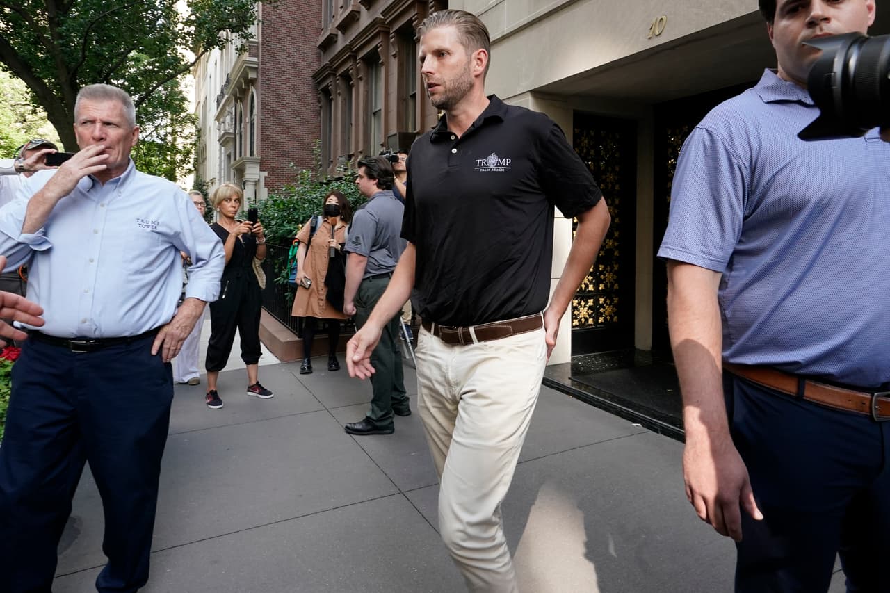 La Policía de Nueva York inició una investigación y no encontraron signos de entrada forzada ni signos evidentes de trauma. 
<b>La oficina del médico forense determinó que su causa de muerte fue por <a href="https://www.univision.com/noticias/estados-unidos/ivana-trump-muerte-lesiones-por-golpe-contundente-accidente">“lesiones por golpe contundente”</a> en el torso.</b>
<br>
<br>Eric Trump sale de la casa de su madre, tras la confirmación del fallecimiento. "Ha sido un día muy triste”, dijo.
<br>
