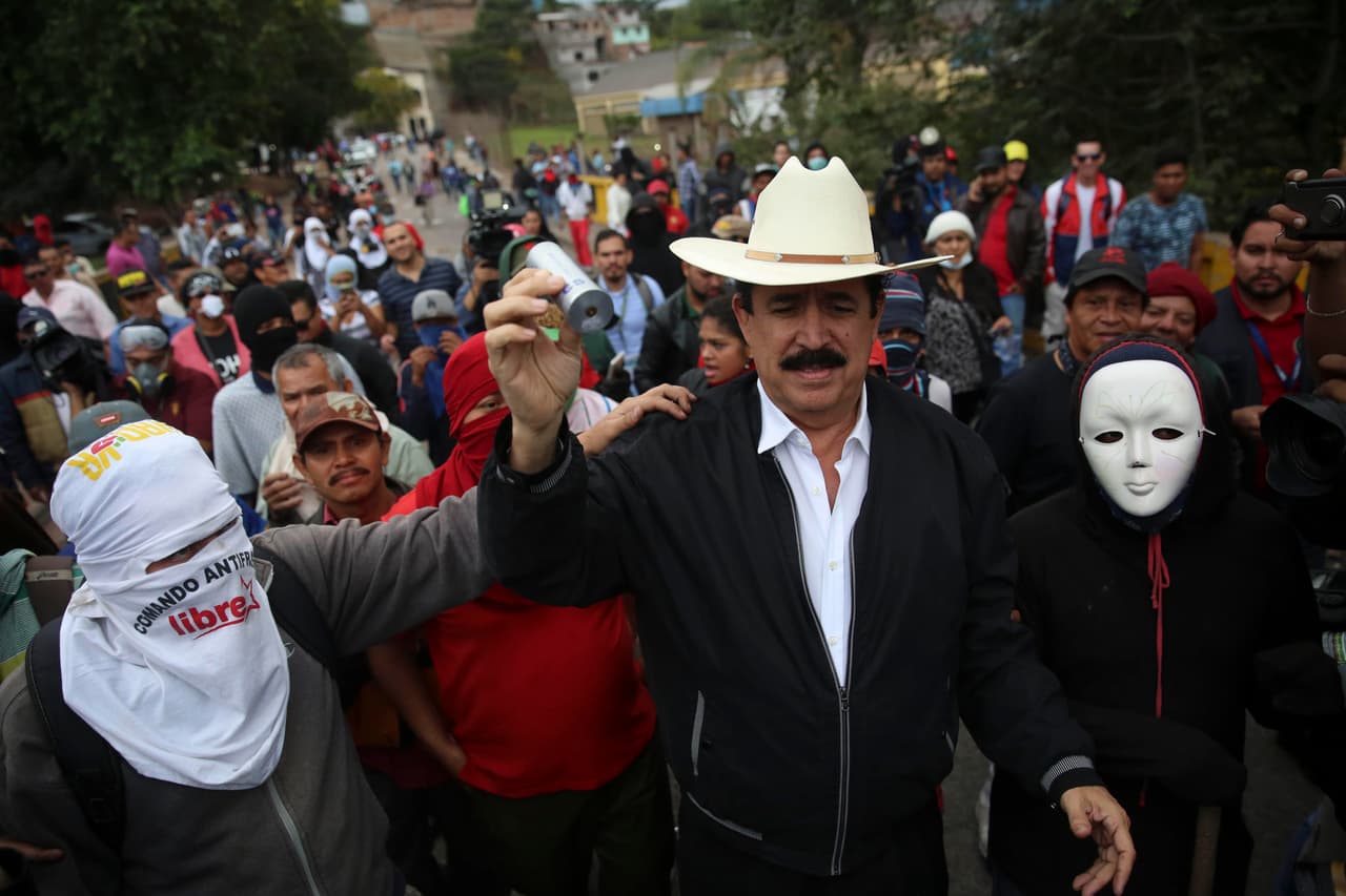 El expresidente hondureño y coordinador general de la Alianza de Oposición, Manuel Zelaya, muestra un cartucho de gas lacrimógeno en 2017 mientras acompaña a sus seguidores durante manifestaciones en Tegucigalpa (Honduras) contra la reelección del presidente Juan Orlando Hernández.
